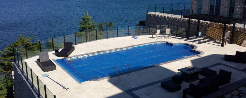 Swimming pool surrounded by Century Aluminum Scenic Railings